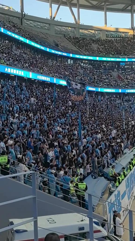 不愧魔鬼主场，实拍：梭鱼湾大连球迷气场强力压制远征国安球迷