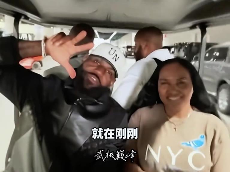人气爆棚～詹姆斯赛季结束后首次现身参加活动...