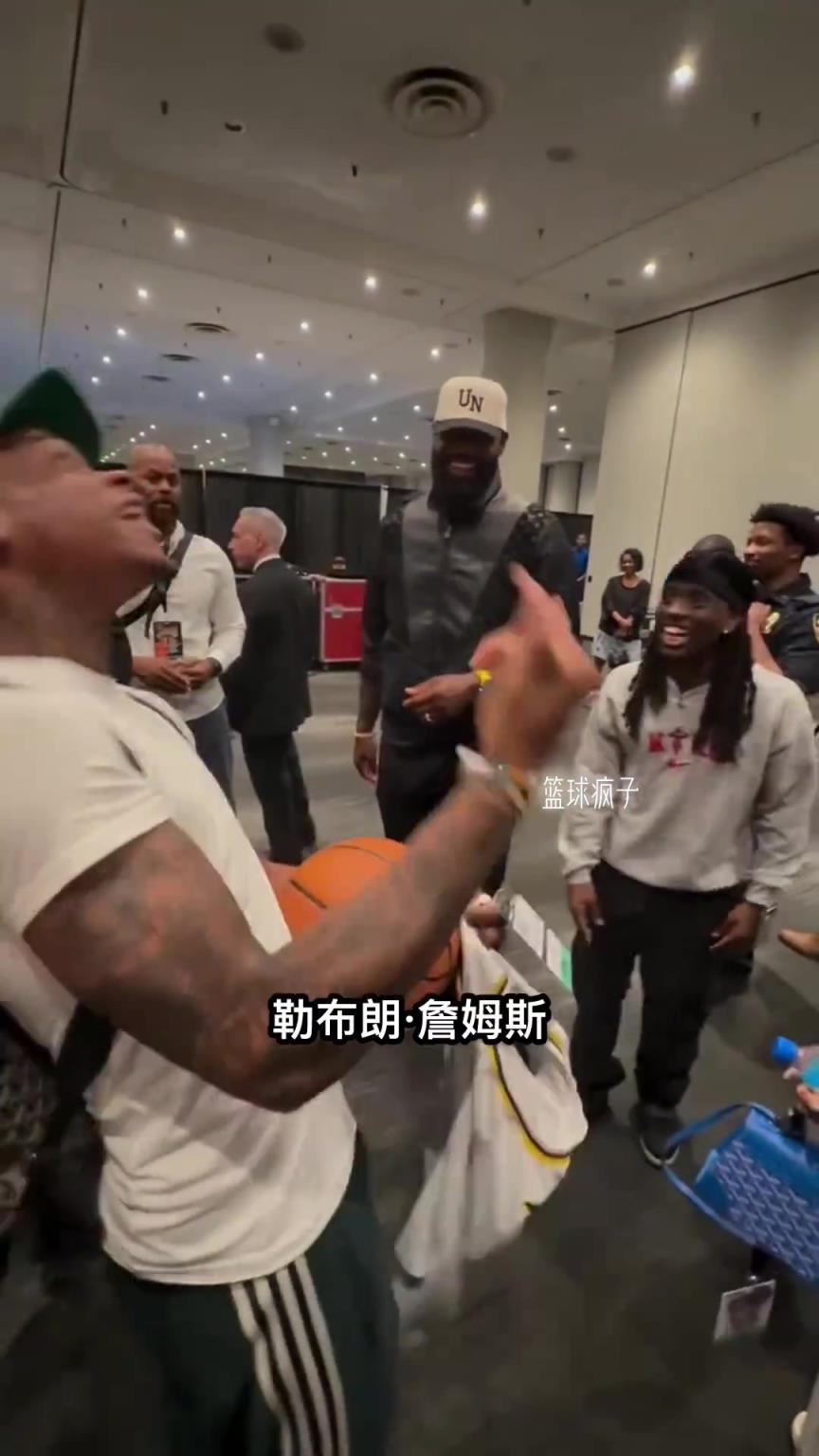 梦想成真了！粉丝见到詹姆斯疯狂示爱！