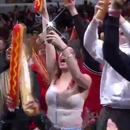 快速捕捉到场边丰满美女庆祝，摄影师要加鸡腿啊！