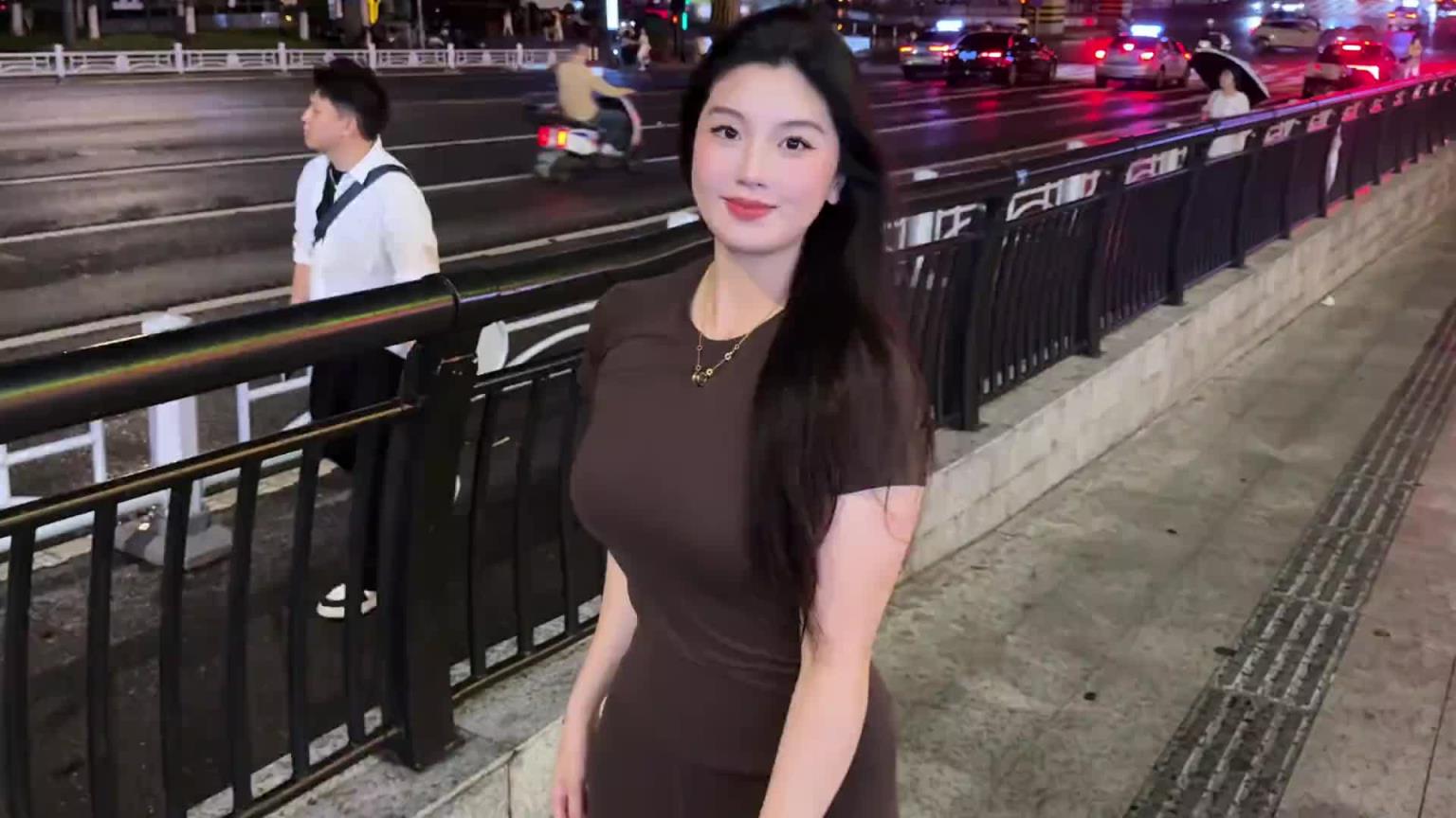 曼妙身姿韵悠扬！国产卡戴珊的肘子姐出门逛街：魅力这一块~