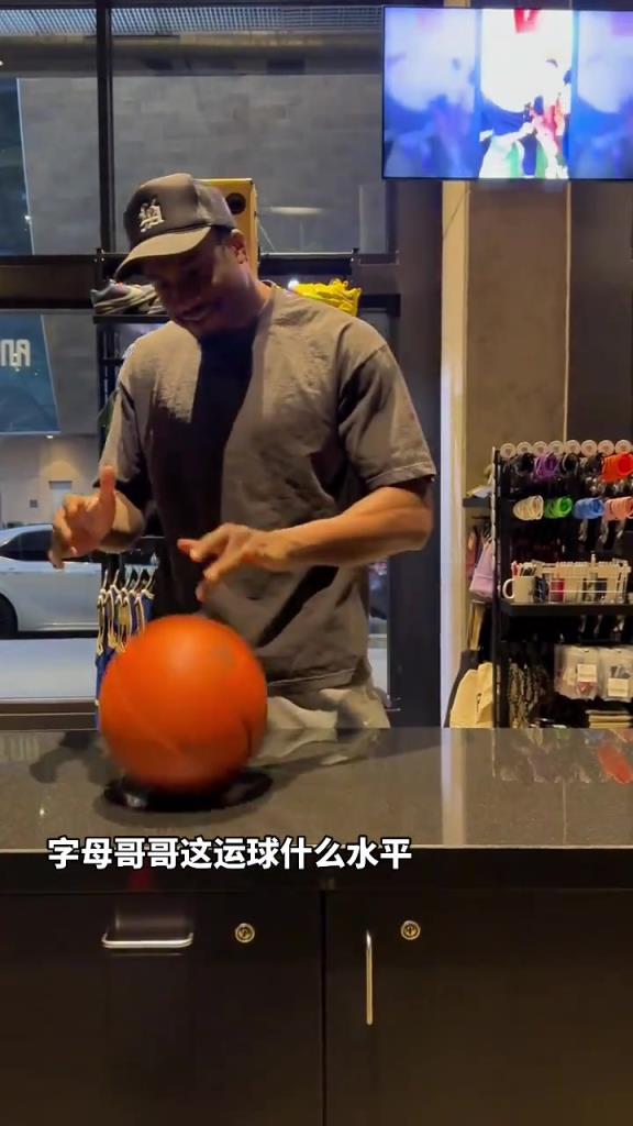 你弟新賽季去哪？字母哥哥這個單手指運球真騷啊
