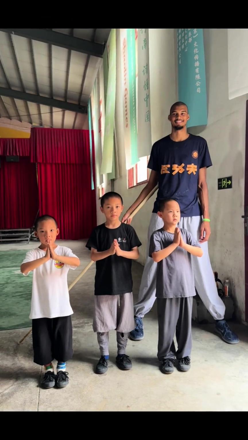 少林寺师父晒视频：少林童子功震惊了文班亚马！