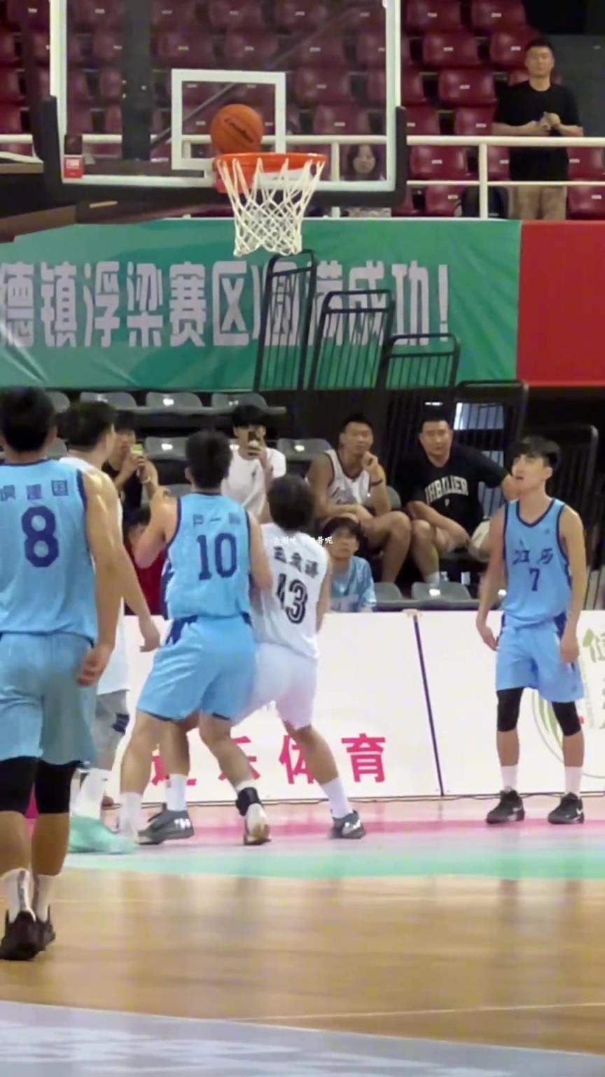 篮球：我想一个人静静...