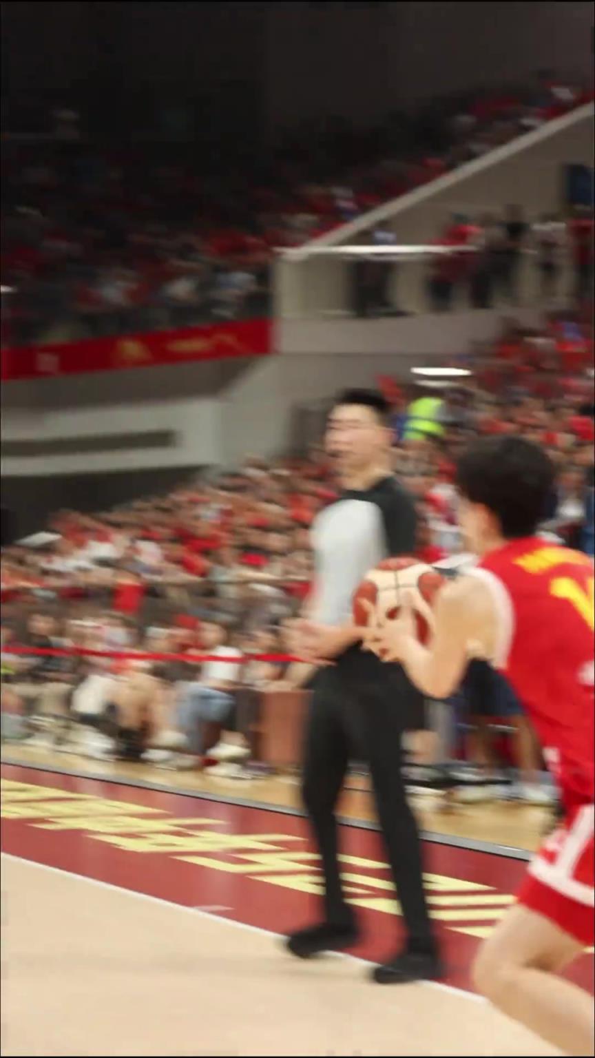 这就是姐妹之间的羁绊吗？杨力维传球果断助攻杨舒予精彩三分球