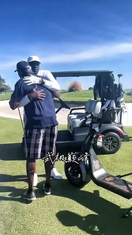 高尔夫球场偶遇GOAT，为啥他还抓了一下自己的二弟