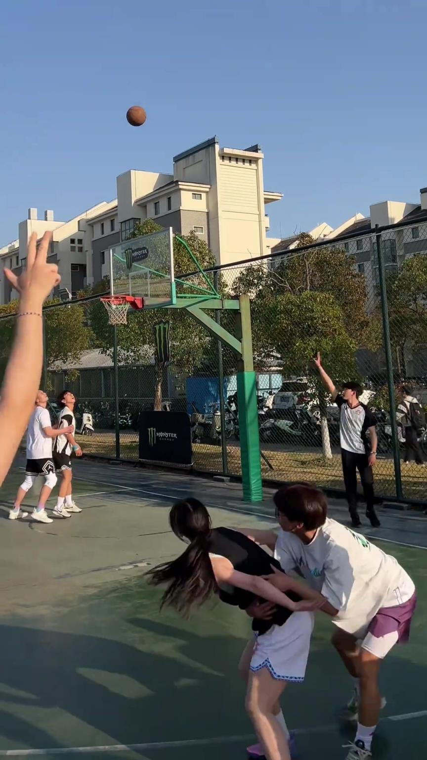這是蓋帽嗎，分明是吃豆腐，我都不想拆穿他！！