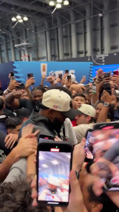 NBA流量担当！詹姆斯参加活动被球迷团团围住 根本走不动