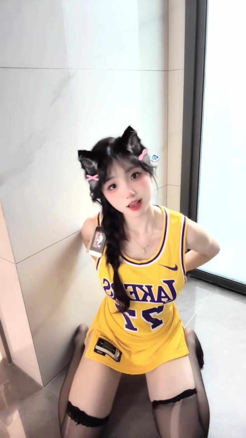 身材顶级美女博主“宝贝77”的湖人东契奇签名球衣到了~