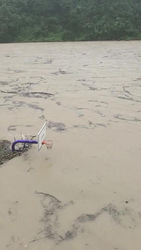 这场地只能是湖人和快船才能打比赛了吧