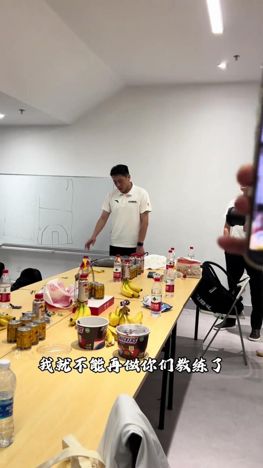 不要哭 来年再战！华大主教练周鲁南更衣室发言动情流泪~