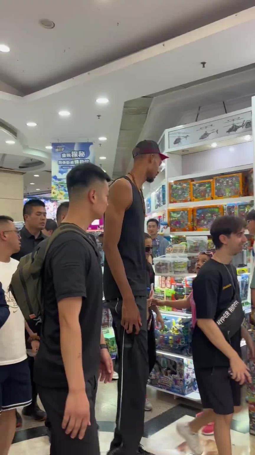 2米2的大男孩！文班亚马中国行在商场买玩具