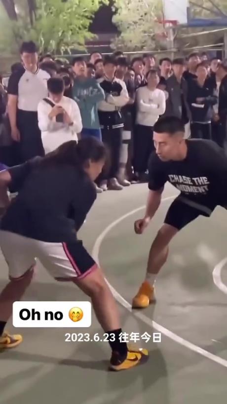 女生1V1单挑晃趴男生，连站都站不起来了
