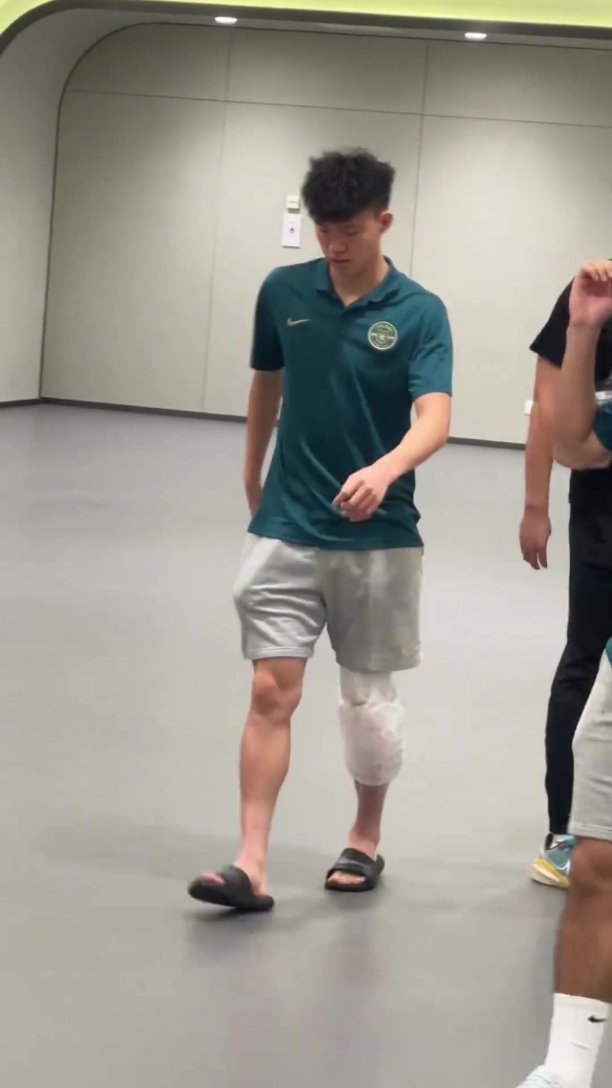 应该问题不大！王钰栋赛后左膝敷着冰袋，和队友说笑离开球场