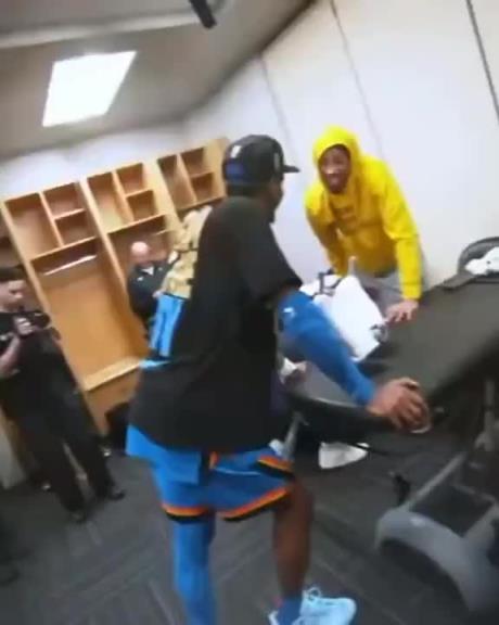 亞歷山大奪冠賽后去更衣室看望哈利伯頓，這一幕他就是MVP！