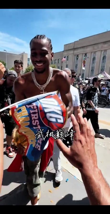 亞歷山大在雷霆奪冠巡游中與球迷一起慶祝！
