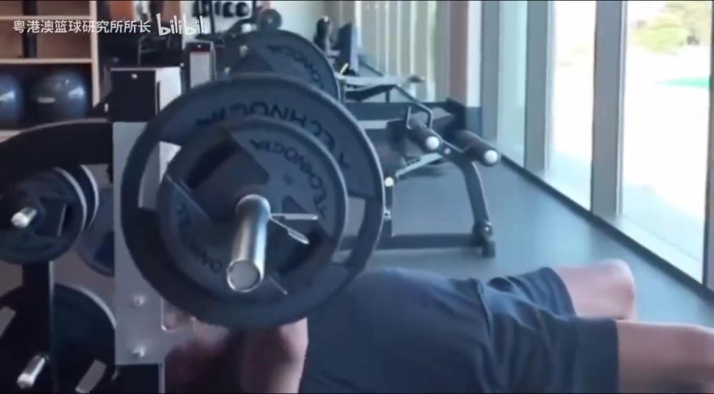 這是65歲的身體狀態？魔術師最近的訓練，小腿肌肉依然炸裂！