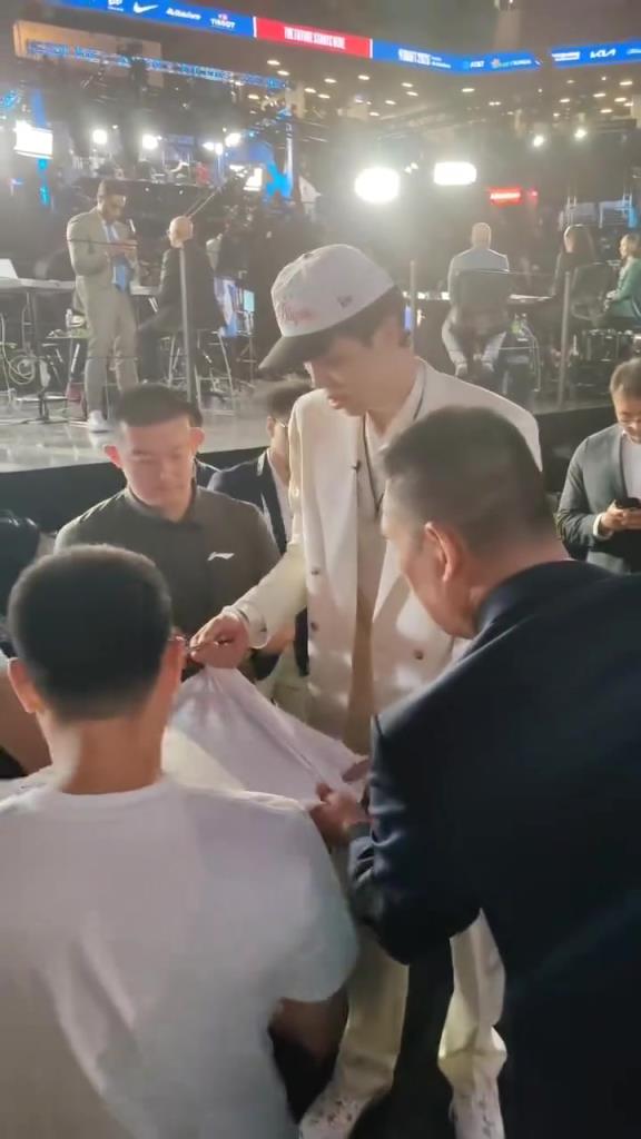 李寧贏麻了！楊瀚森被選中后在代言品牌T上簽名