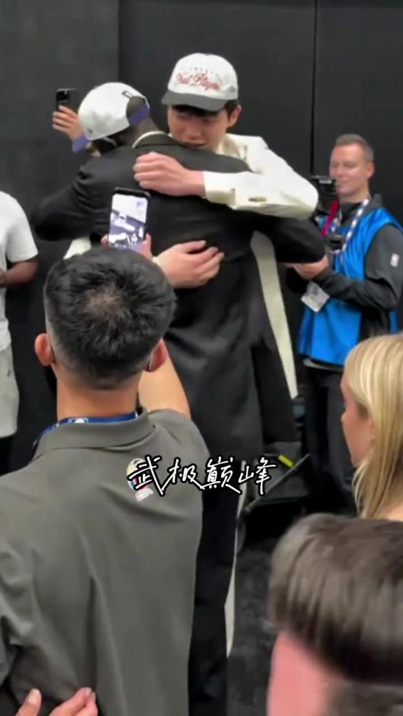 激動壞了！楊瀚森被選中后與新秀馬盧阿奇慶祝