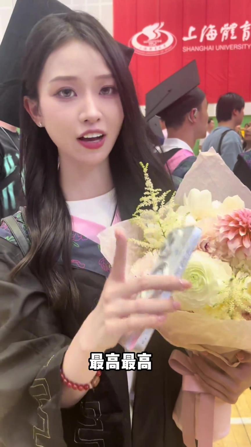 女主播辰辰正參加畢業(yè)典禮呢，刷到楊瀚森被選中連忙祝賀