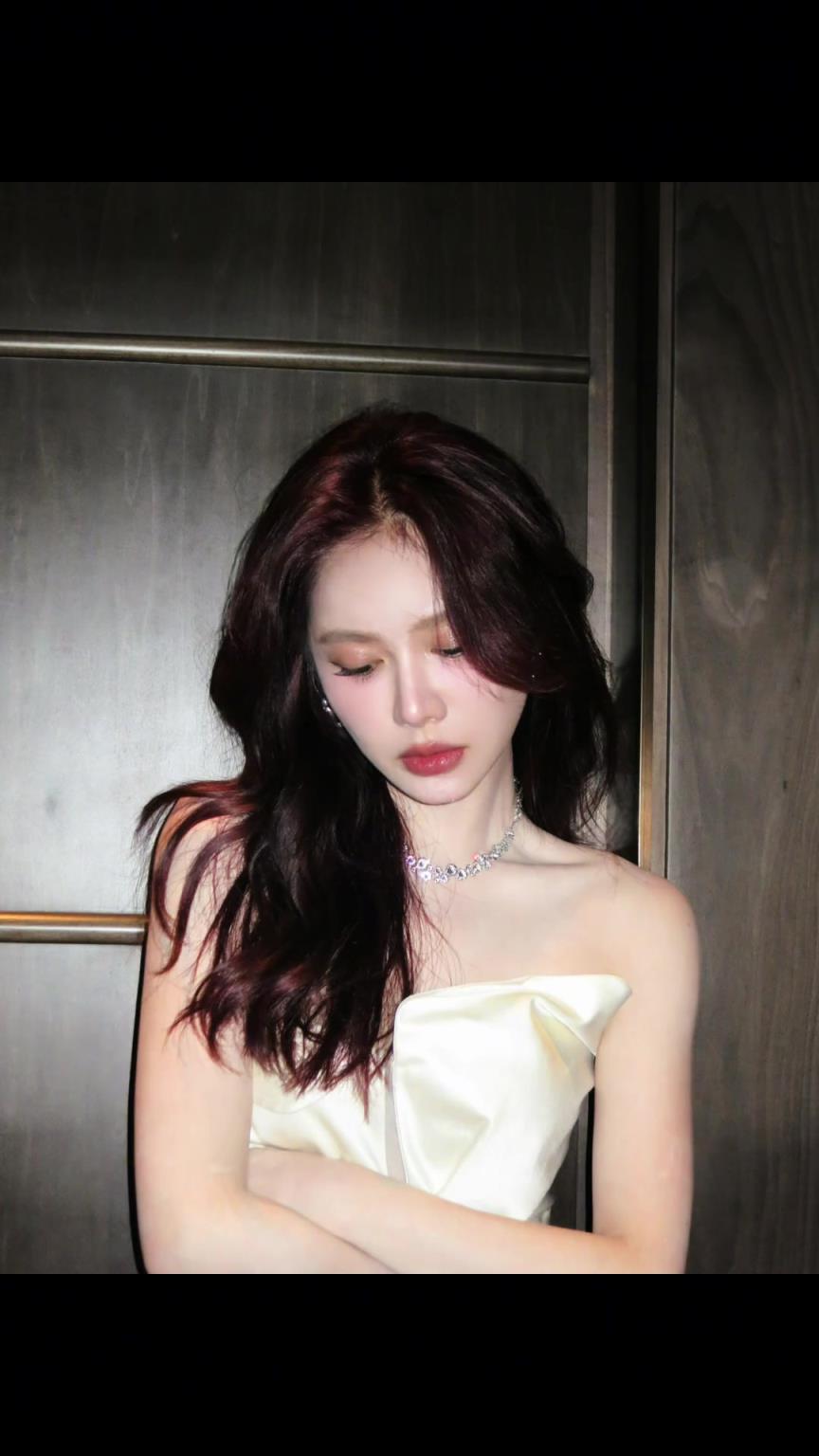娜姐也是好身材！美娜一身白色礼服装：今天不是53是35了