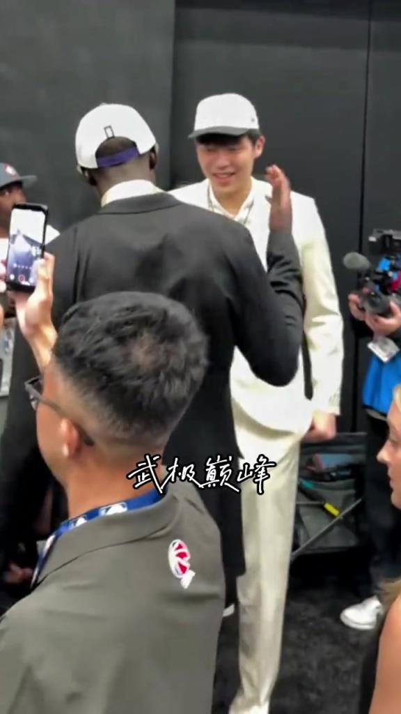 楊瀚森激動壞了！在被選中后與太陽新秀馬盧阿奇慶祝
