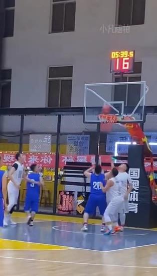 該夸他能搶板呢，還是罵他投籃鐵？