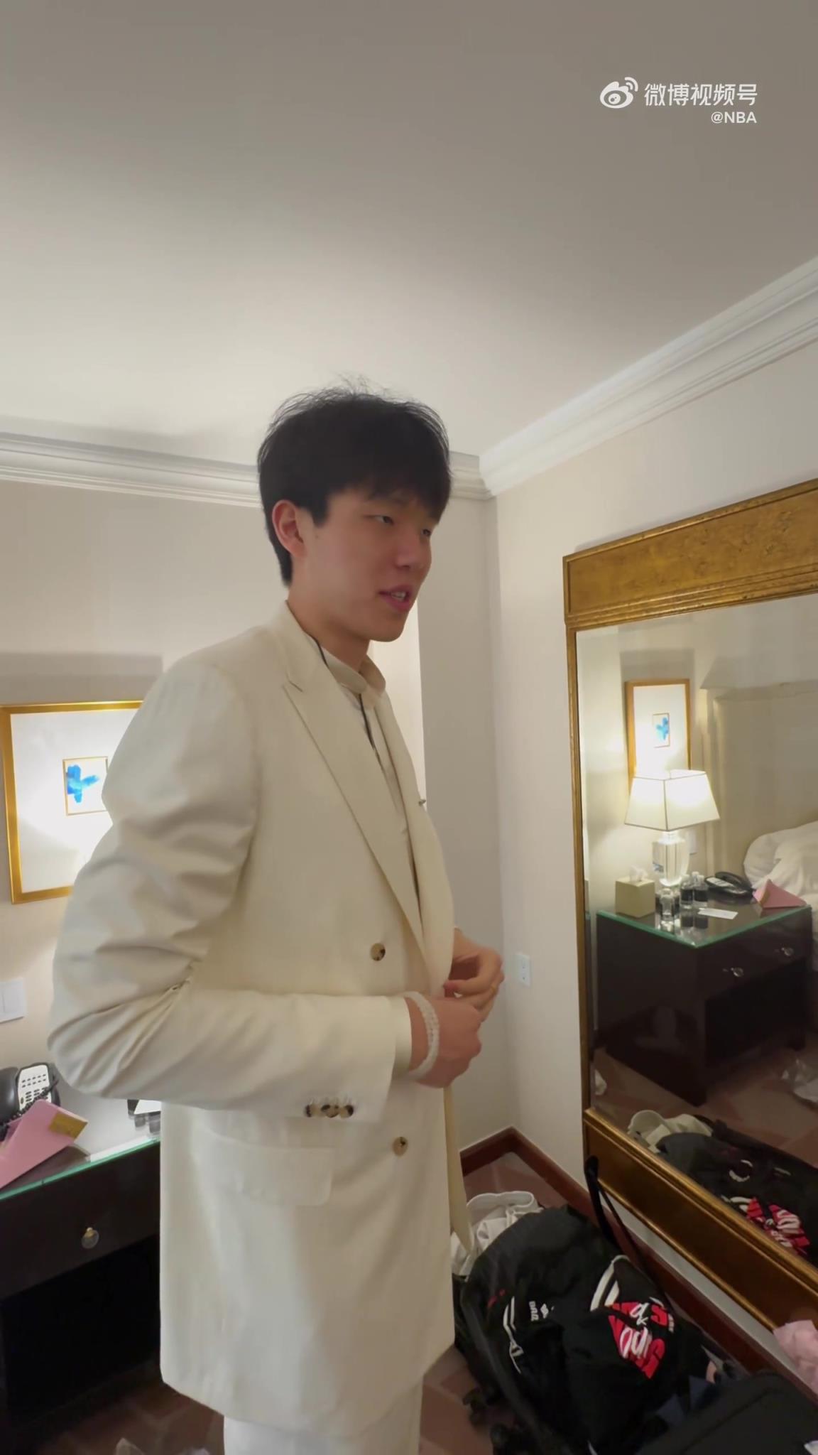 帥氣逼人！楊瀚森一身白色帥氣正裝 自信上車前往選秀現(xiàn)場