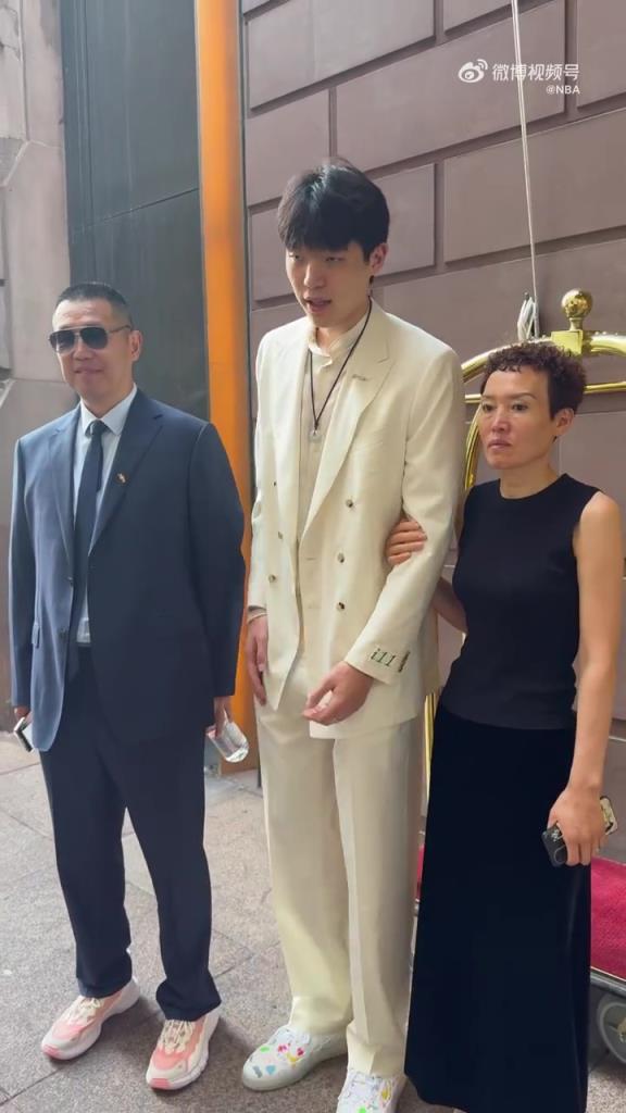 堪比高考查分！楊瀚森父母也來到了紐約為兒子助陣！