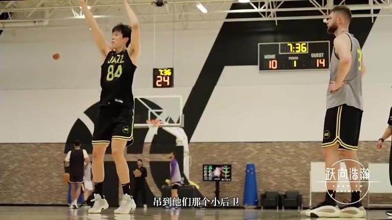 翻譯此前：楊瀚森試訓驚艷吊球讓全場瞬間安靜！上來一波13-0