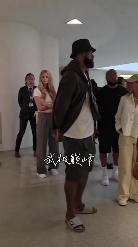 這位拖鞋大叔好眼熟啊？網(wǎng)友在博物館偶遇詹姆斯~