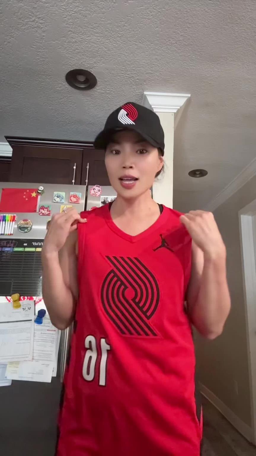 嘚瑟！女網(wǎng)友：我把楊瀚森球員版250美元價格打成238美元了