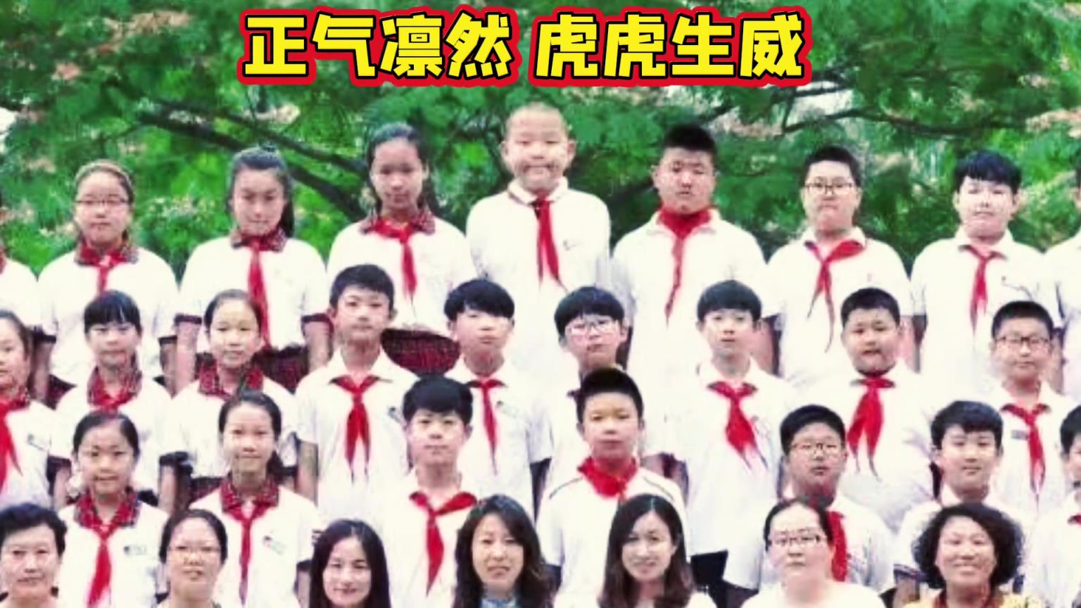 楊瀚森小學(xué)畢業(yè)照被網(wǎng)友翻出 全班最高C位當(dāng)仁不讓
