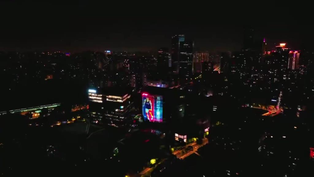 上海李寧中心外立面昨晚投放巨幅海報，慶祝楊瀚森進入NBA