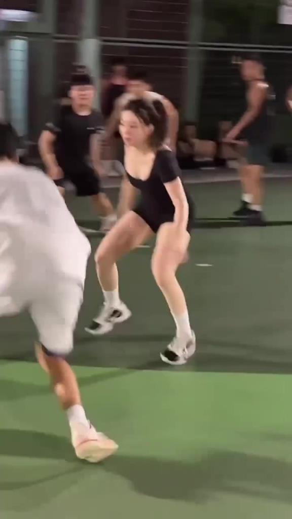 這女生真是拼盡全力防守了，我好想她也這么防我