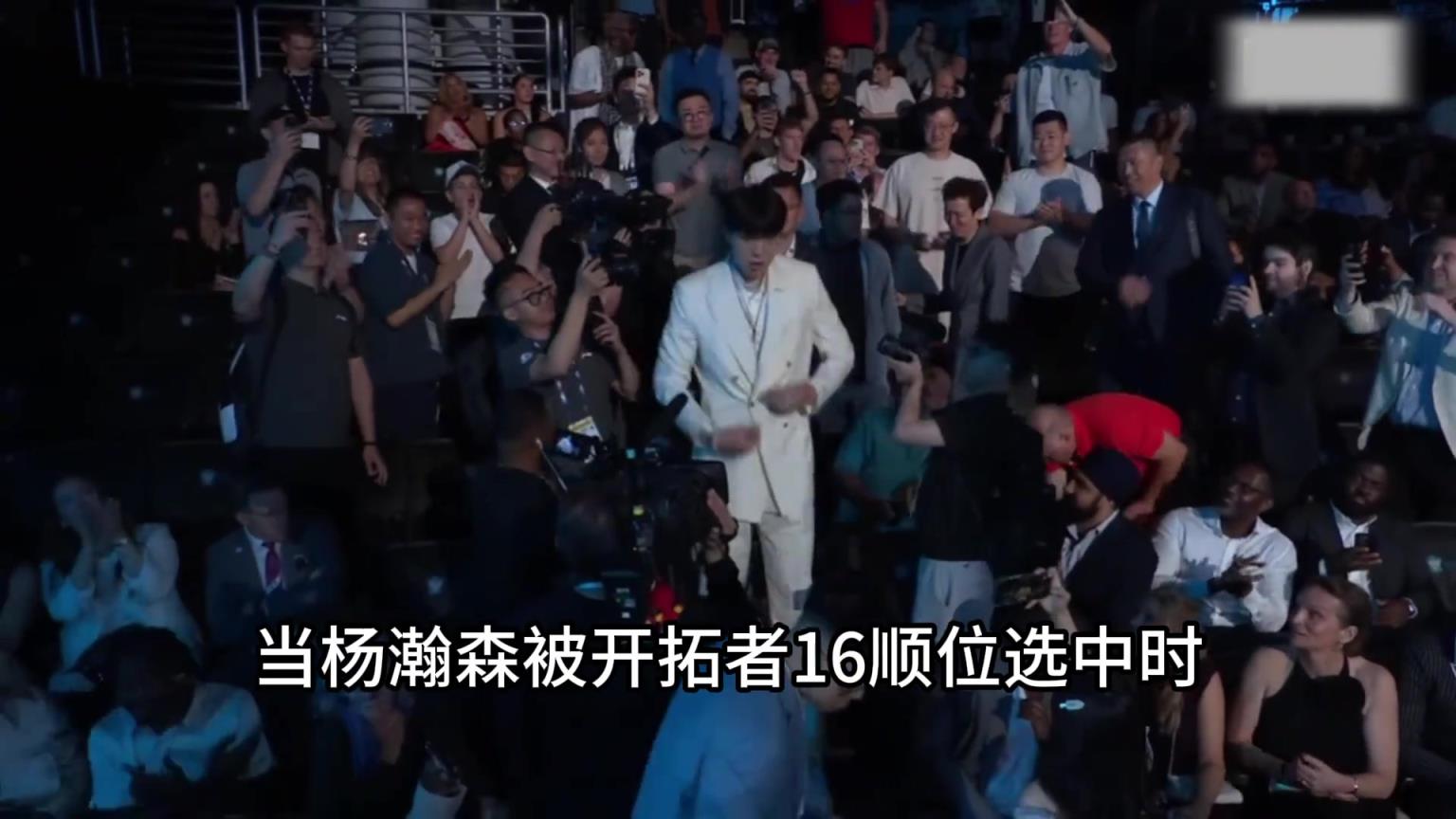 因一件球衣他與詹姆斯結緣，現在他成了楊瀚森進入NBA的引路人~