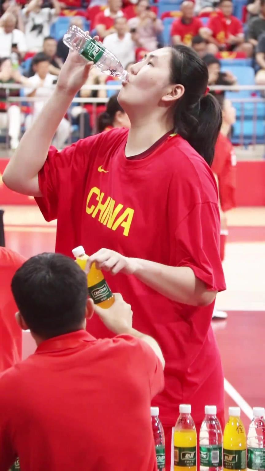 礦泉水在張子宇手里也變成了口服液，順手就炫光一瓶