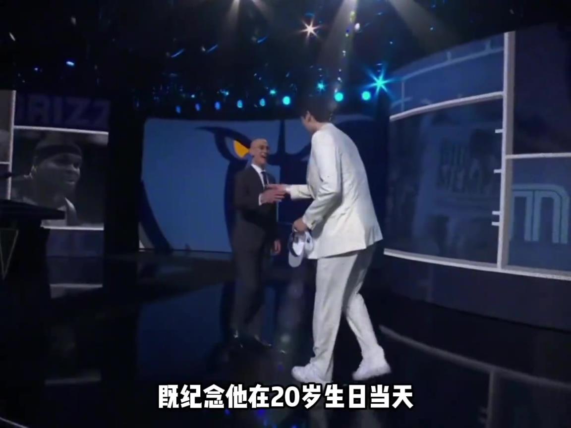楊瀚森新賽季身披16號球衣 該球衣當?shù)劁N售異?；鸨?！