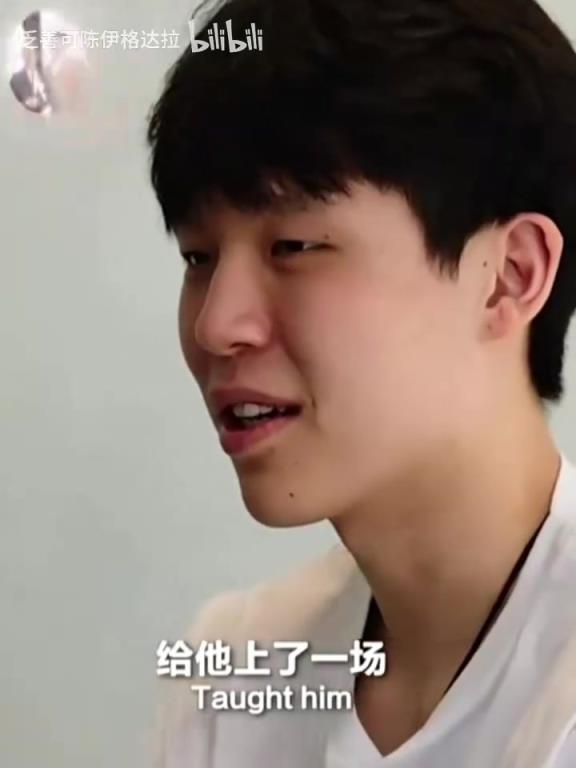 心理戰(zhàn)！楊瀚森試訓(xùn)中打爆8號秀杰明，氣的杰明不跟楊瀚森擊掌！