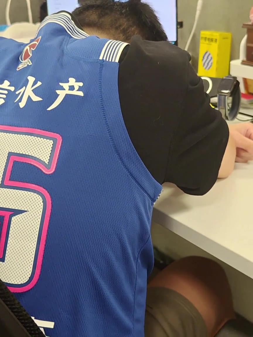 哭慘了！CBA青島的楊瀚森球迷看到楊瀚森被選中后喜極而泣