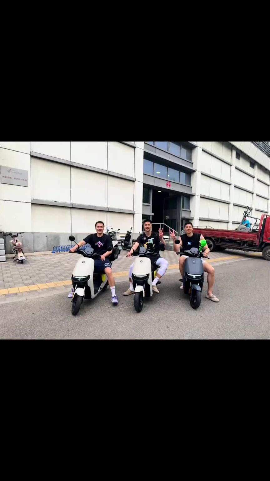 全款拿下！沈梓捷：喜提首都第一輛車 九號車隊(duì) 啟動~