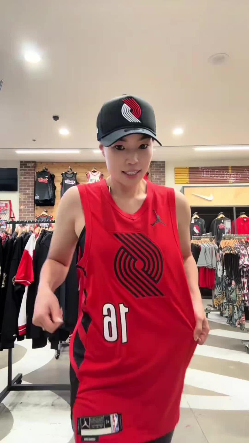 女網(wǎng)友上身楊瀚森開拓者球衣：我是全網(wǎng)第一個穿上16號的球迷哦