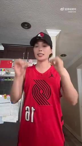 挺好看！女球迷：我把楊瀚森球員版250美元價格砍到了238美元