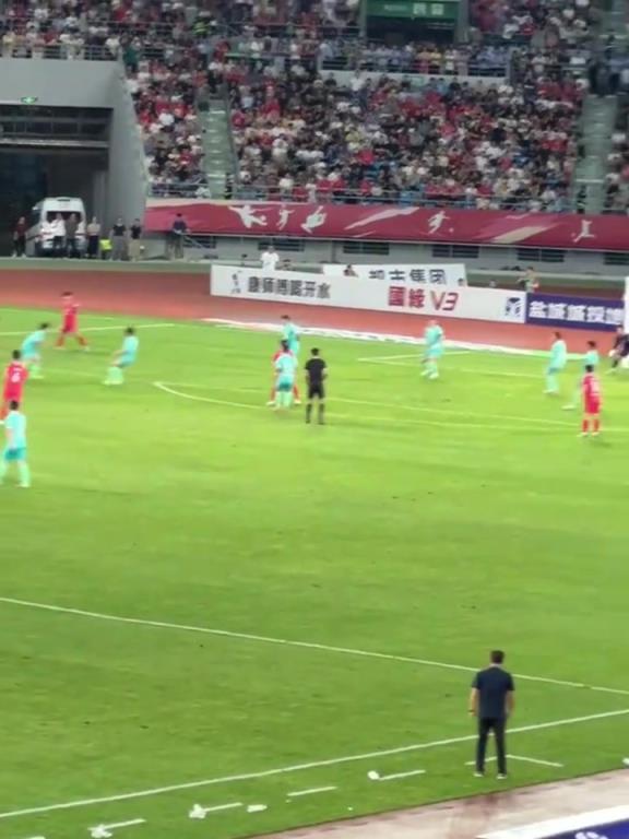 精彩進(jìn)球！胡書銘世界波+童心晃倒防守兜射，鹽城2:0鎮(zhèn)江重回榜首