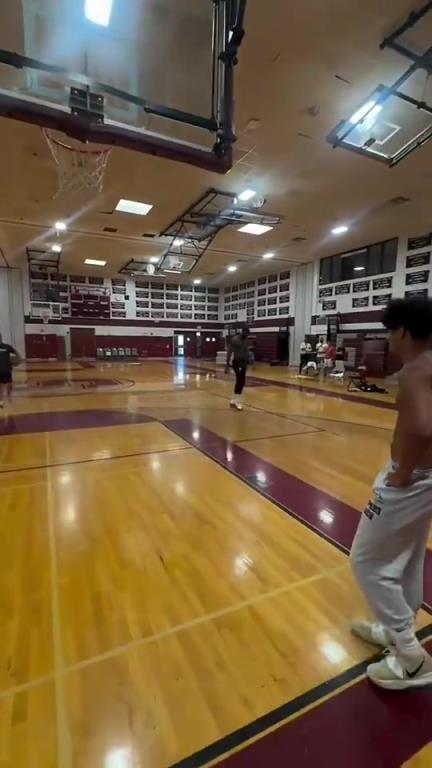 執(zhí)行下賽季合同！40歲的詹姆斯，休賽期依舊揮汗如雨