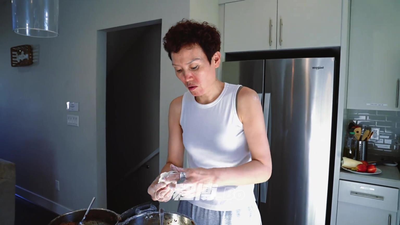 球迷調(diào)侃：楊瀚森媽媽真不愛笑啊 就沒見她笑過