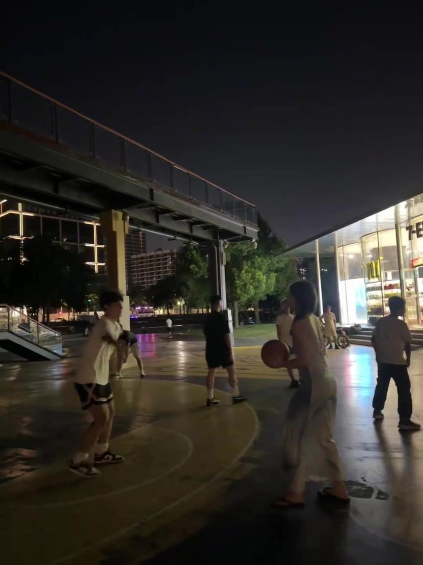 感覺挺能打！小姐姐曬視頻：出門散步 看到球場就走不動道了