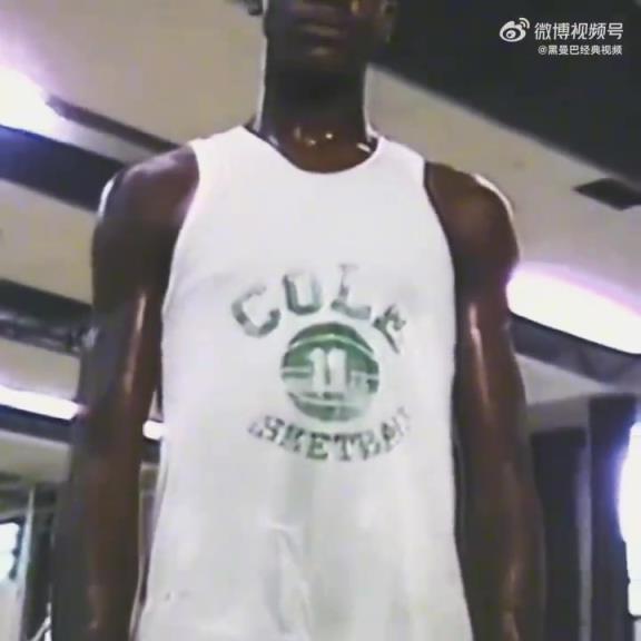 高中時(shí)期的奧尼爾，對(duì)籃框的摧殘真的太狠了！