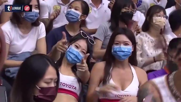 氣人！攝影師拍攝場(chǎng)邊美女小姐姐，結(jié)果被一黃毛搶鏡！