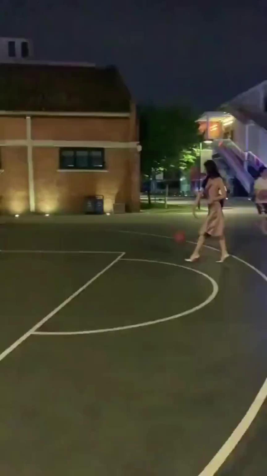 基本功了解！女子穿著短裙高跟鞋輕松完成三步上籃